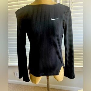 Women’s NIKE ribbed top. Great condition! Size small petite
